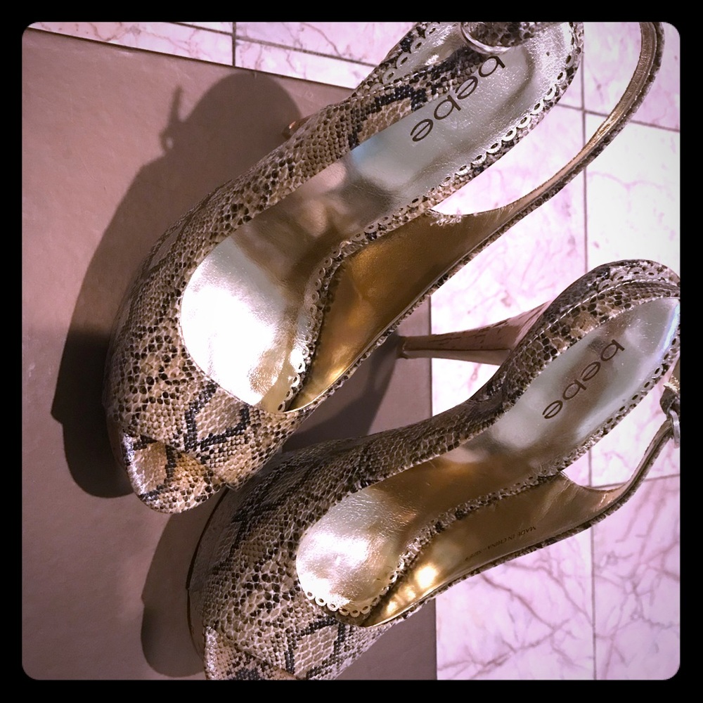 Bebe 👠! Stunning Bebe Ladies 🐍 print heels!